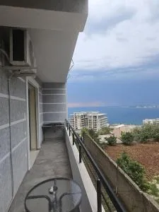 Cozy apartment with a view over the city and sea - Uj të Ftohtë