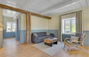 Awesome Apartment In Humble With Wifi