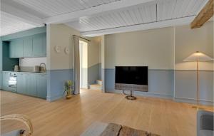 Awesome Apartment In Humble With Wifi