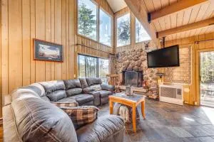Half Mile to Ski Slopes Conway Condo with Hot Tub! - Intervale