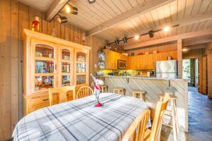 Half Mile to Ski Slopes Conway Condo with Hot Tub!