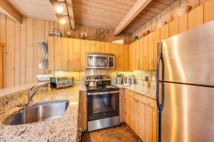 Half Mile to Ski Slopes Conway Condo with Hot Tub!
