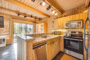 Half Mile to Ski Slopes Conway Condo with Hot Tub!