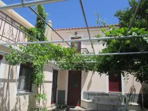 Karpasi House - Város