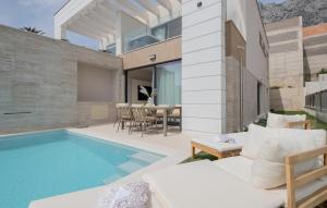 3 Bedroom Beautiful Home In Makarska