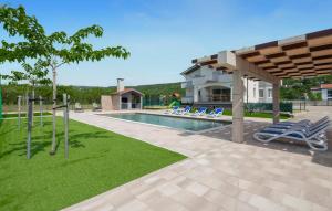 Amazing Home In Donji Prolozac