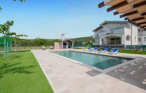 Amazing Home In Donji Prolozac