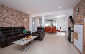 Nice Home In Vodnjan With Ethernet Internet 