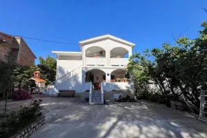 Apartments Franjo - 蒙达尼耶