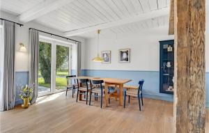 Gorgeous Apartment In Humble With Wifi