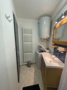Maisons de vacances Maisonnette calme vue collines : photos des chambres