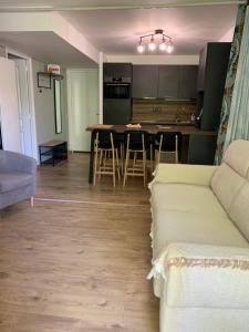 À COTÉ DE LA BAIE DE CANCHE-Appt 4pers-Linge compris-Lits faits-1CHB 1 lit double-1CABINE 1 lit superposé-2SDB-piscine-parking-boulodrome-tennis