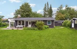Beautiful Home In Dronningmølle - Hulerød