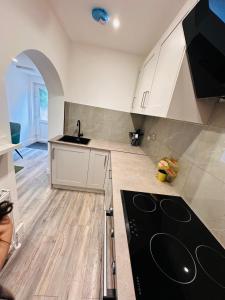 -R4- Newly Renovated Private self contained Room in Birmingham Selly Oak with own Kitchenette and shared bathroom