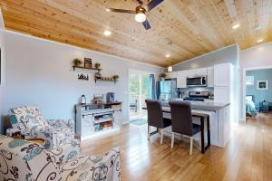 Fire Pit & Mtn Views! Cabin, Steps to Wind River