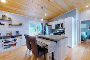 Fire Pit & Mtn Views! Cabin, Steps to Wind River