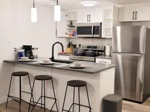 Lovely Modern 2 Bedroom Basement Suite - Devon