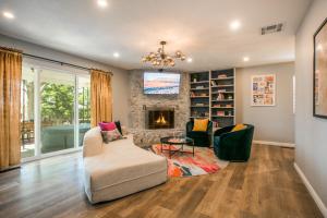 Oasis Retreat - Hot Tub - King Bd - Fire Pit - Games - Near Golf - 4 Bdrm - Sleeps up to 12