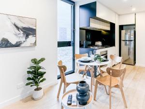 Elegant 2BR Skyline Apt Free Parking