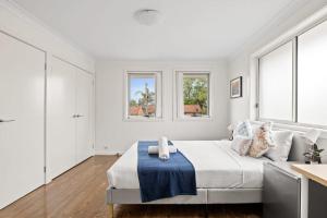 Luxe Ensuite Queen Room in Panania - Nearby Station