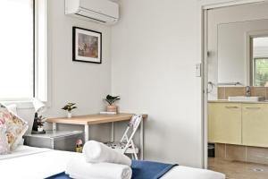 Luxe Ensuite Queen Room in Panania - Nearby Station