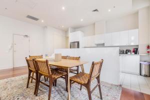 Fabulous Collins Street Luxury 2 BR Apartment