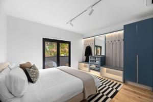 Super-Sized Luxury - Spa, Sauna, Steps to Trails