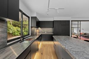 Super-Sized Luxury - Spa, Sauna, Steps to Trails