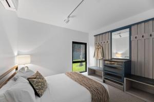 Super-Sized Luxury - Spa, Sauna, Steps to Trails