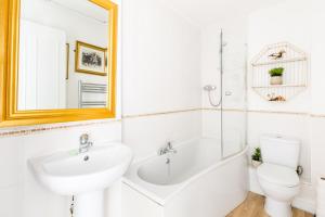 Judges Lodgings Hotel Apartments Gloucester 3 mins to Docks inc parking