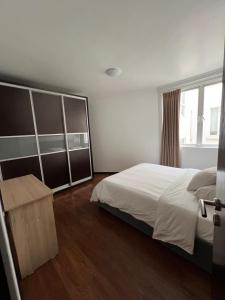 Condesa Residence Campeche 6 2BR, 1BA Apartment with Expansive Living Space