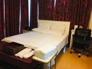 BGC Hotel-Like StaycationWorkcation with a View