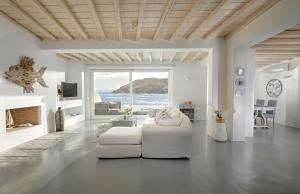 "Short walk to 4 beaches" villa, by CalypsoSunsetVillas