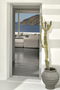 "Short walk to 4 beaches" villa, by CalypsoSunsetVillas