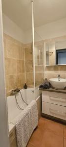 Appartements Charmant T2 climatise avec belle vue , Golf de Pont-Royal : photos des chambres