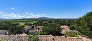 Appartements Charmant T2 climatise avec belle vue , Golf de Pont-Royal : photos des chambres