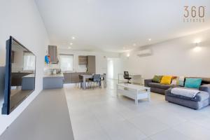 Lovely designer 3BR Apt with Private Terrace with BBQ by 360 Estates