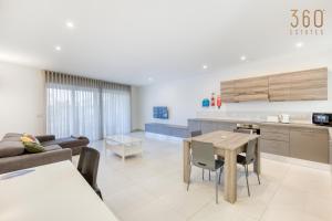 Lovely designer 3BR Apt with Private Terrace with BBQ by 360 Estates