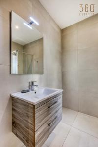 Lovely designer 3BR Apt with Private Terrace with BBQ by 360 Estates