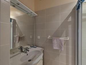 B&B / Chambres d'hotes Chambre d-hotes avec jardin, activites familiales et parking securise au coeur du Berry - FR-1-591-448 :  Chambre Double