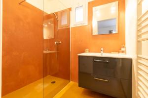B&B / Chambres d'hotes La Maison Du Castellet : Chambre Deluxe Double ou Lits Jumeaux