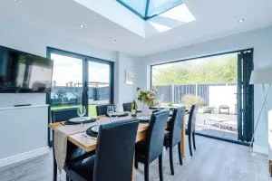 5 bed Luxury Retreat with Spacious Living Spaces - Christleton