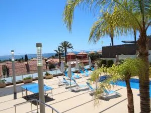 Cristinas Villa-New 5-Bedroom Chalet with Pool, En-Suite Baths & Exceptional Amenities Near the Beach - Масаррон