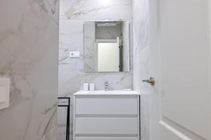 For You Rentals Céntrico y Luminoso Estudio TEMPORAL Dúplex en Madrid EST23