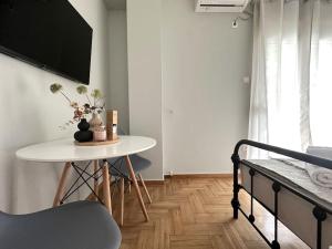 Athenian Cosy Gateaway