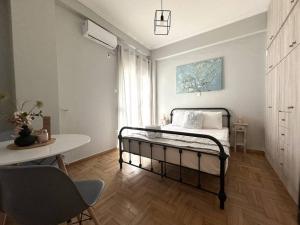 Athenian Cosy Gateaway