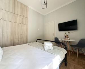 Athenian Cosy Gateaway