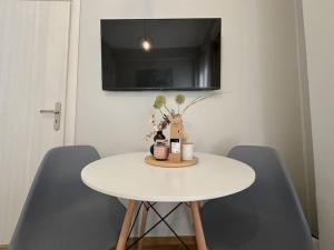 Athenian Cosy Gateaway