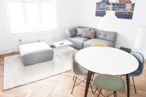 Lovely 2-BR apartment with large balcony - 67