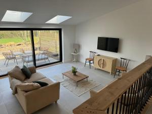 The Tack Store, Modern 3 Bed, 6 person, Barn in a Rural Setting with Great Access